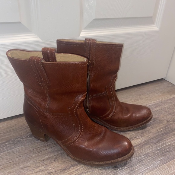 FRYE 76400 JANE TRAPUNTO Bootie Red Leather Motorcycle Boots Women's Size 8 - Picture 2 of 7